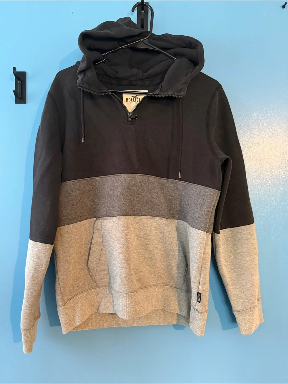 Hollister Men's Black and Gray Colorblock Crewneck Hoodie- size Small